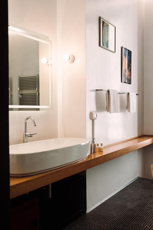 Bagno con grande lavandino e specchio