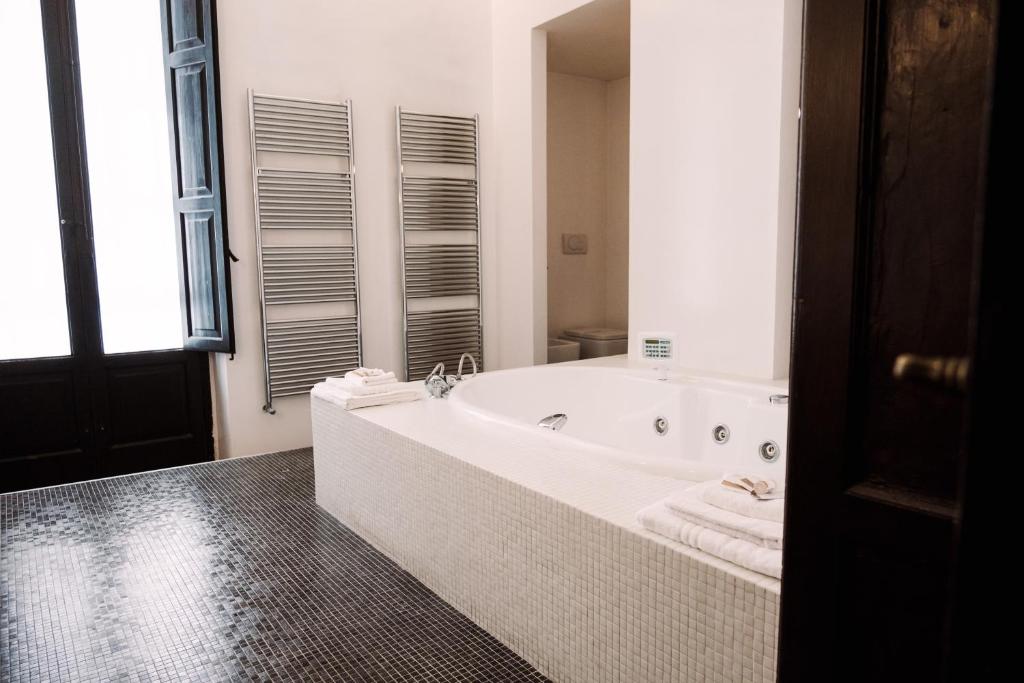 Bagno con vasca idromassaggio e finestra